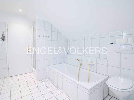 Badezimmer mit Badewanne und Dusche