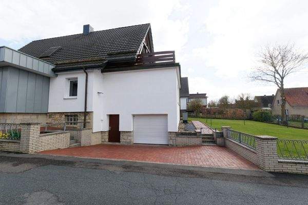 Stellplätze und Garagenzufahrt