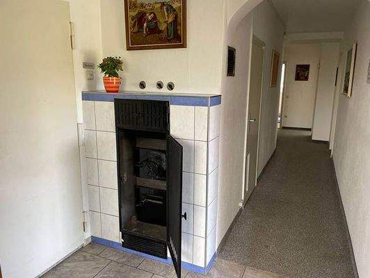 Flur UG mit Kachelofen, Solarthermie ist auf dem D