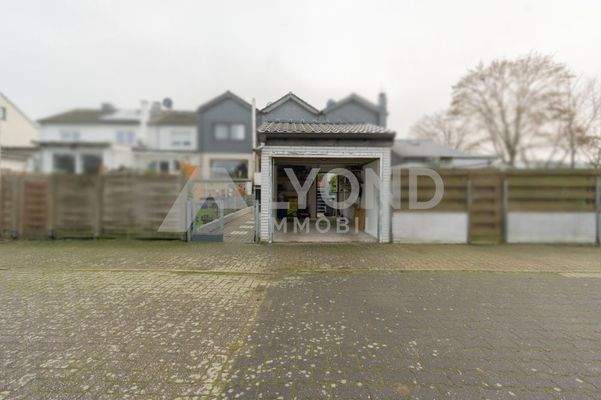 Blick von der Privatstraße zum Haus