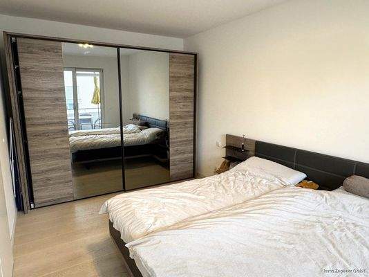 Das Schlafzimmer mit Balkonzugang