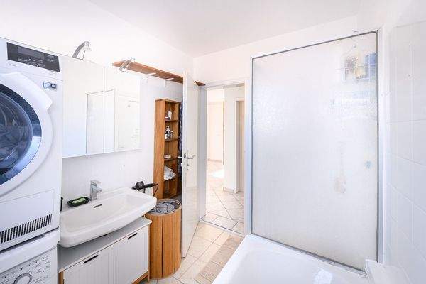 Tageslichtbad mit Wanne I Dusche