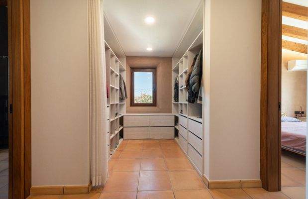 Heller, großzügiger Ankleideraum mit Außenfenster.