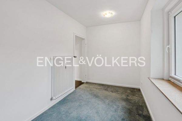 Kinderzimmer/ Blick vom Fenster in den Raum