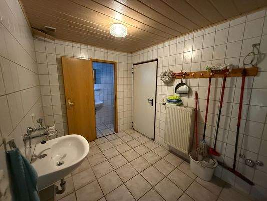 Waschraum mit Gäste-WC