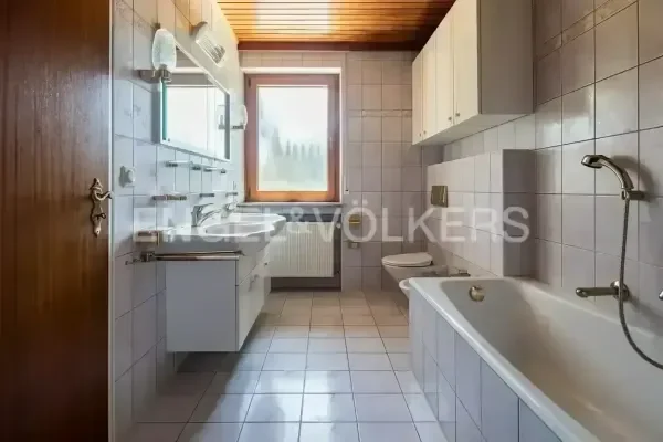 Badezimmer mit Wanne und Dusche