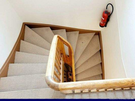 gepflegtes Treppenhaus - ohne Aufzug