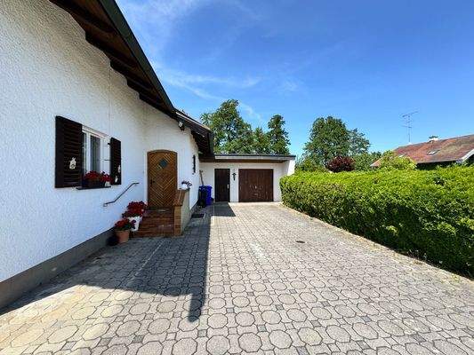 Hauseingang & Garage