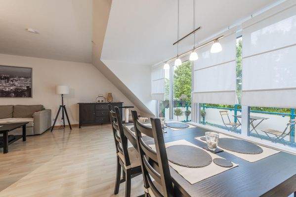 Blick von der Küche ins Wohnzimmer