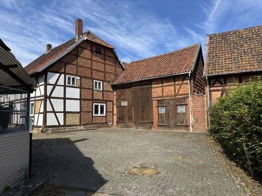 altes Wohnhaus mit Einfahrt in die Hofstelle