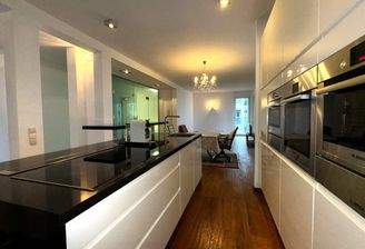 Built-in kitchen with cooking island