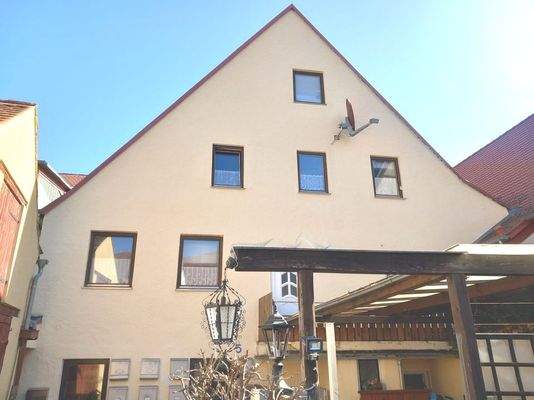 Hinteransicht und Hauseingang