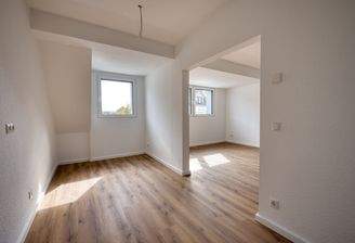 Essbereich in der Küche, Blick zum Wohnzimmer