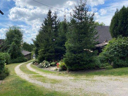 Zufahrt im Grundstück