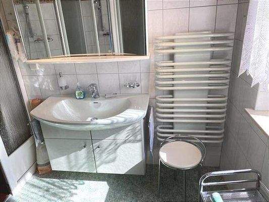 Bad mit Dusche im OG