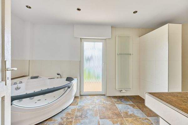 12 Badezimmer Haupthaus.jpg