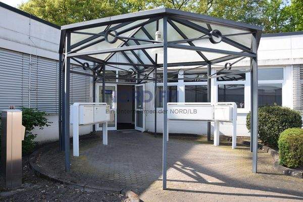 überdachter Eingangsbereich