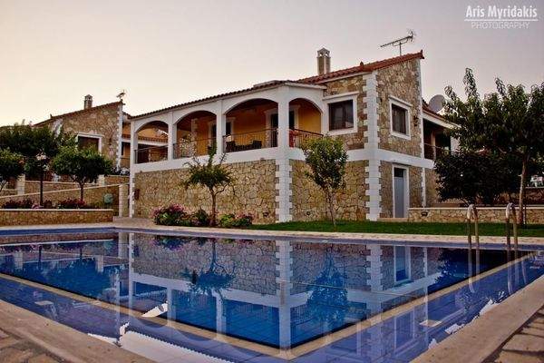 3 Luxusvillen mit Pool in Douliana