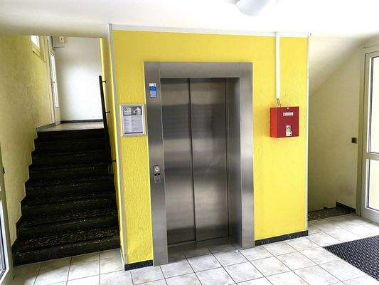 Ein Aufzug befindet sich im Haus