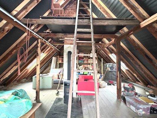 Dachboden mit Kaminofen_1