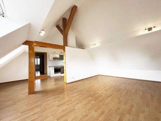 Studio mit offengelegten Balken