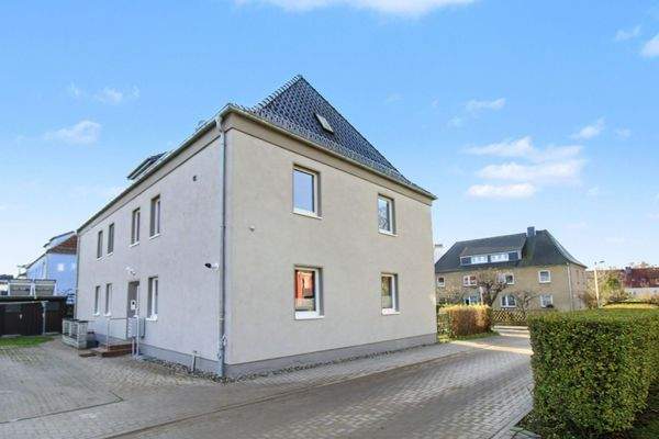 Außenansicht mit Einfahrt