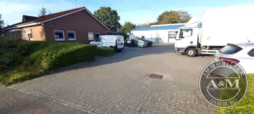 Zufahrt und Parkfläche