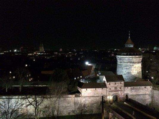 Blick auf das Neutor bei Nacht