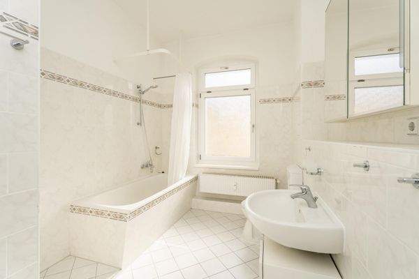 Großes Tageslichtbad mit Badewanne und Waschmaschinenanschluss