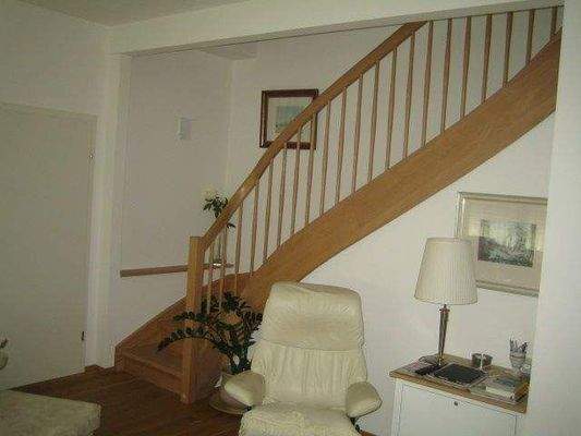 schöne Holztreppe ins OG