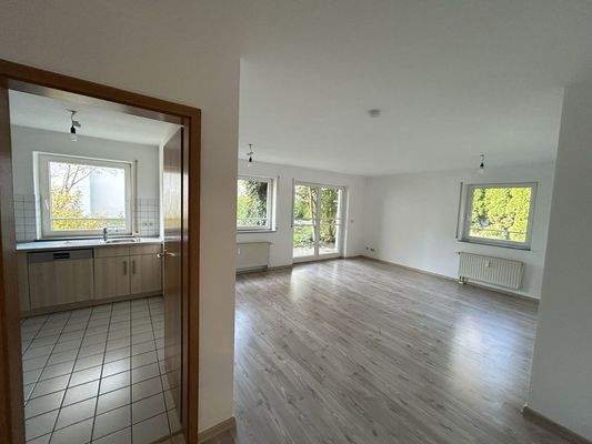 Wohnzimmer mit Zugang zur Küche und West-Terrasse