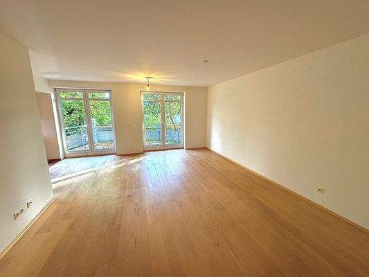 Wohnzimmer mit Balkon