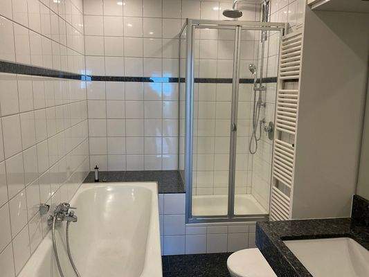 Bad mit Wanne und Dusche und Einbauschränken