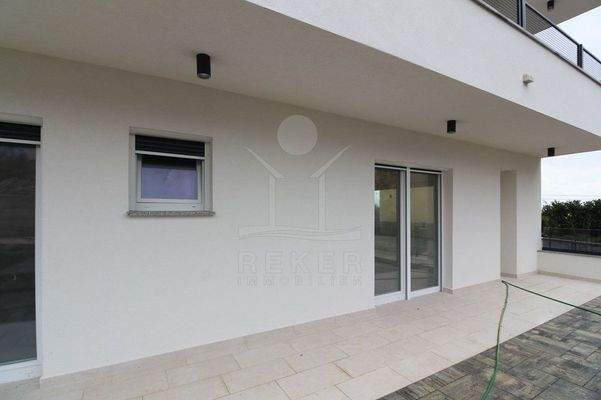 ...zum Teil überdacht und mediterran gefliest