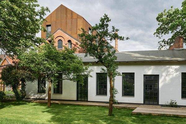 Produktionshalle. Eingangsbereich mit Terrasse