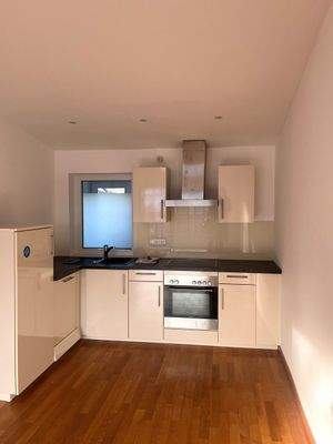 Einbauküche mit verschiedenen Gerätschaften