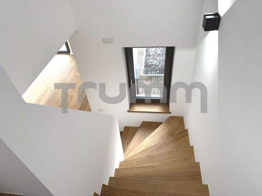 Holztreppe mit Fenster