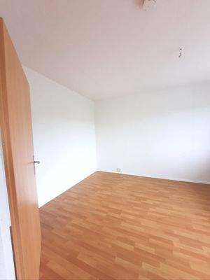 Leere Wohnung mit Holzboden