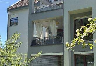 Ansicht mit Balkon 
