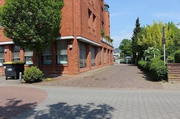 Zufahrt zur Tiefgarage u. Parkdeck