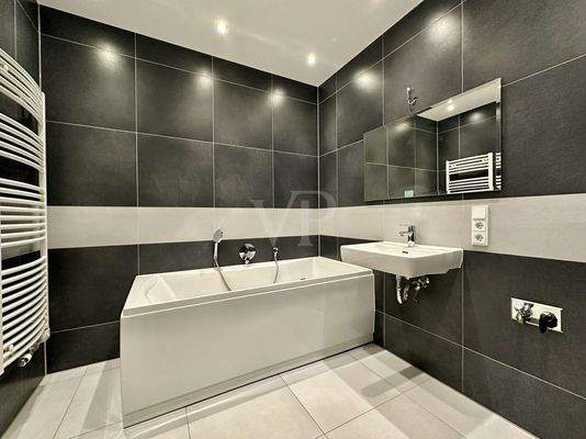 Badewanne mit Whirlpool-Funktion