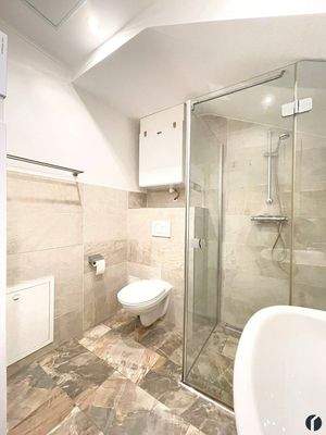 Bad mit Dusche und WC