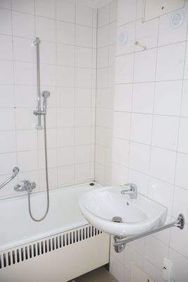 Innenliegendes Badezimmer mit Wanne und WC