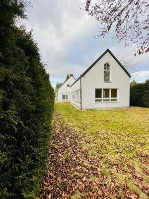 Blick vom Garte auf die Schwimmhalle.jpeg