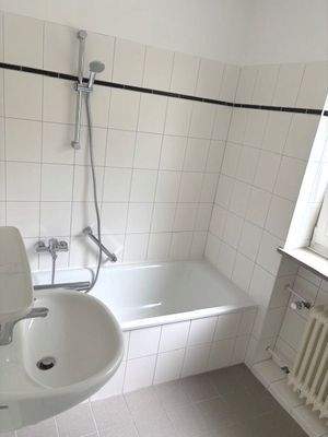 Helles Badezimmer mit Wanne