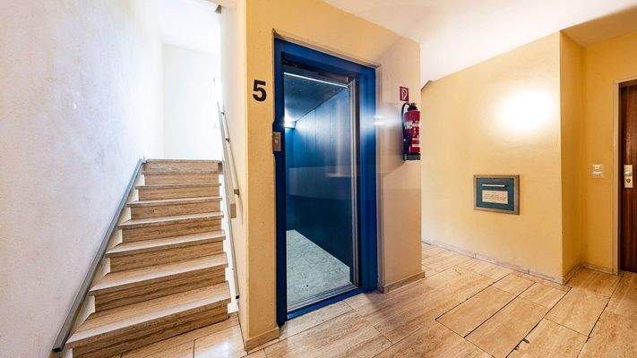 Treppenhaus mit Lift