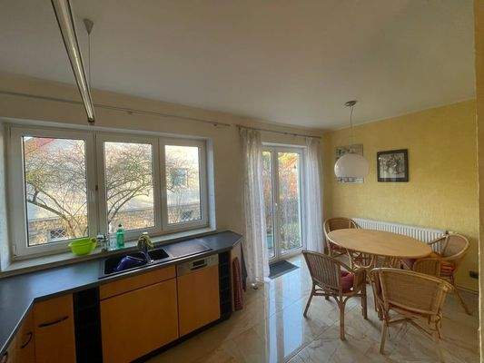 Einbauküche mit Essbereich