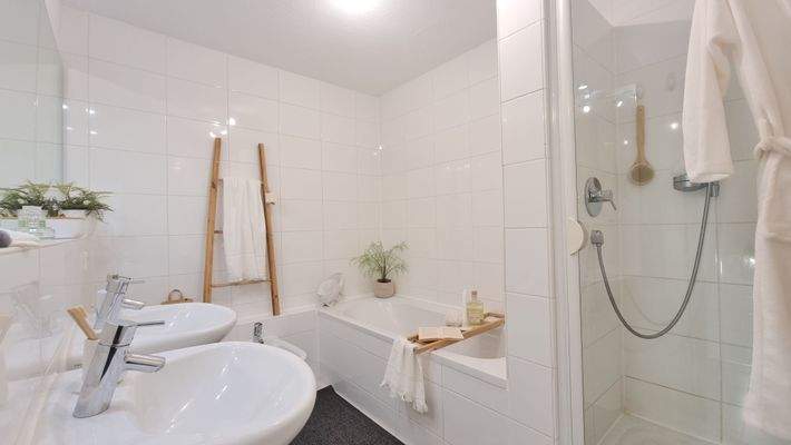 Badezimmer mit Dusche & Badewanne