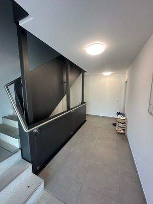 8 Eingang Treppenhaus.jpeg