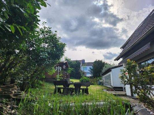 romantisch im Grün mit Zierteich